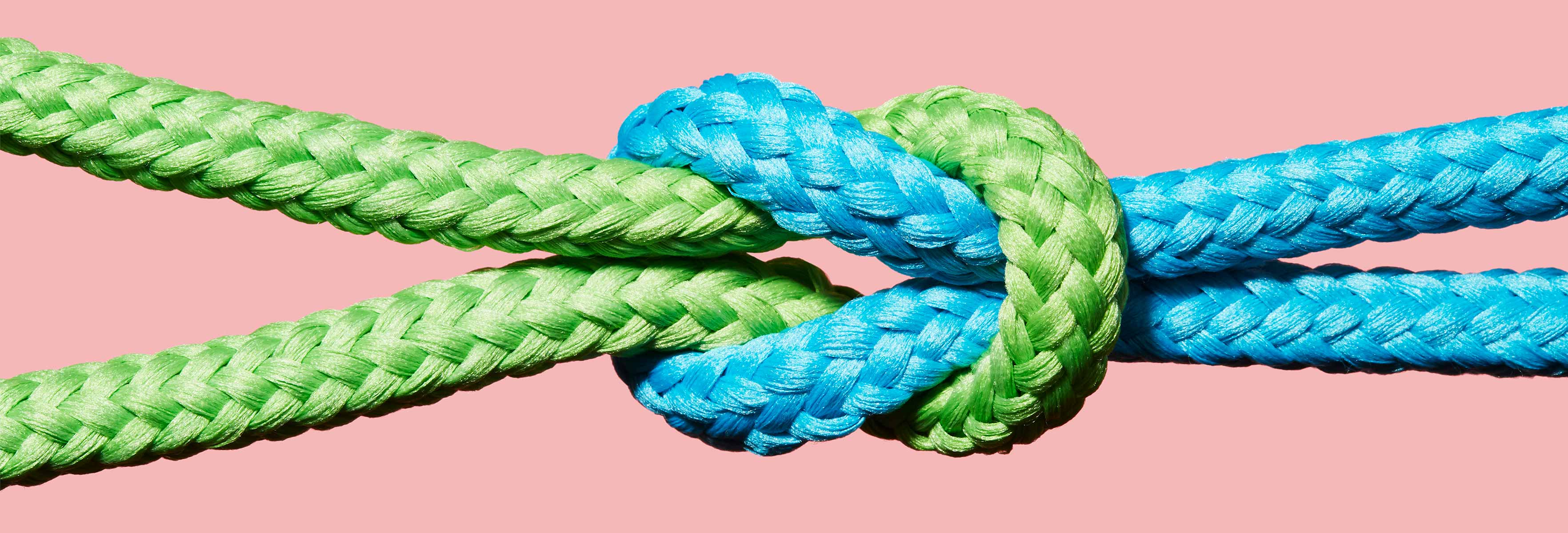 En knute bestående av et grønt og et blått tau