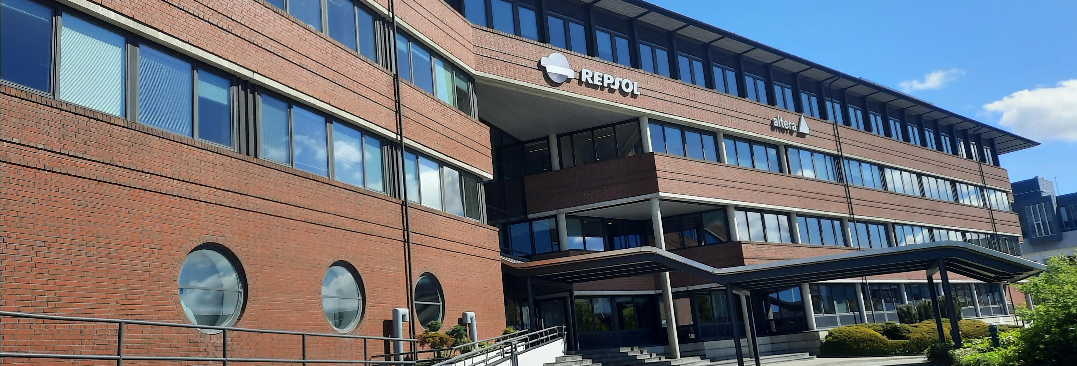 Brun bygning med Repsol Logo