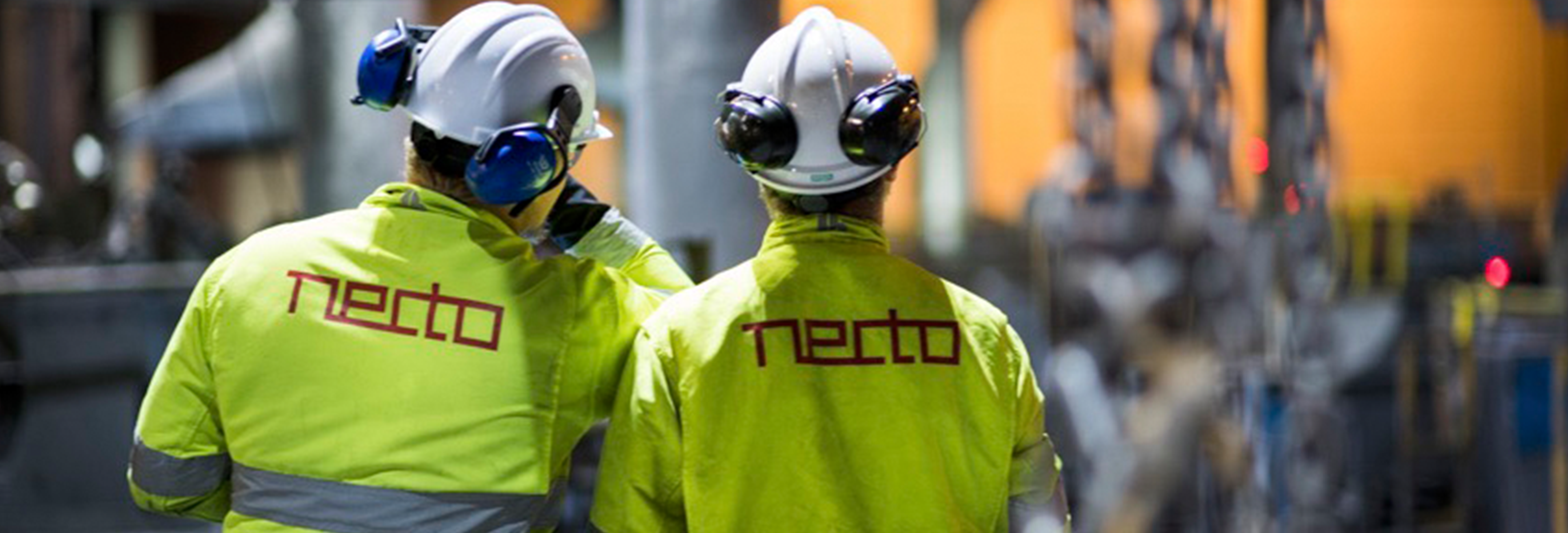 Två män i gula arbetskläder med Necto-logga