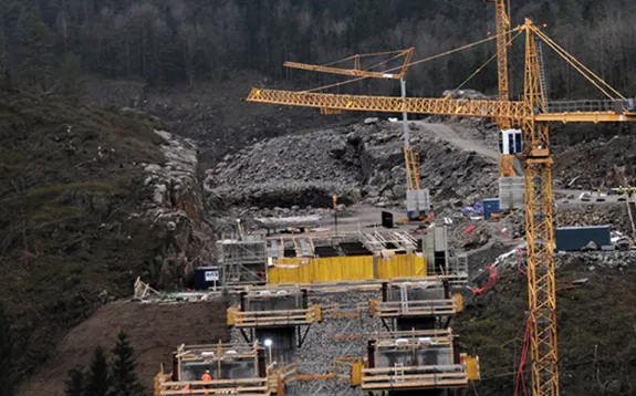Bilder av gule kraner og veibygging