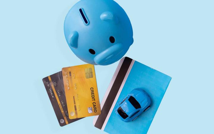 Blå sparegris, kredittkort, bil på blå bakgrunn