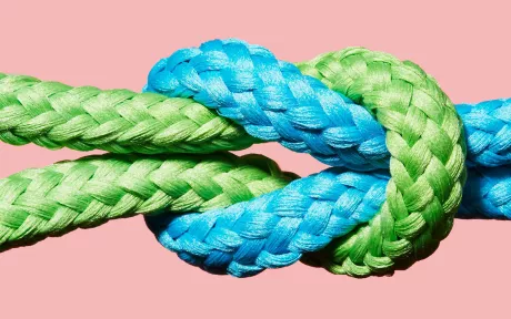 En knute bestående av et grønt og et blått tau